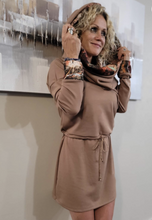Charger l&#39;image dans la galerie, Robe col capuchon chamois imprimé abstrait tissu québécois 130.00$
