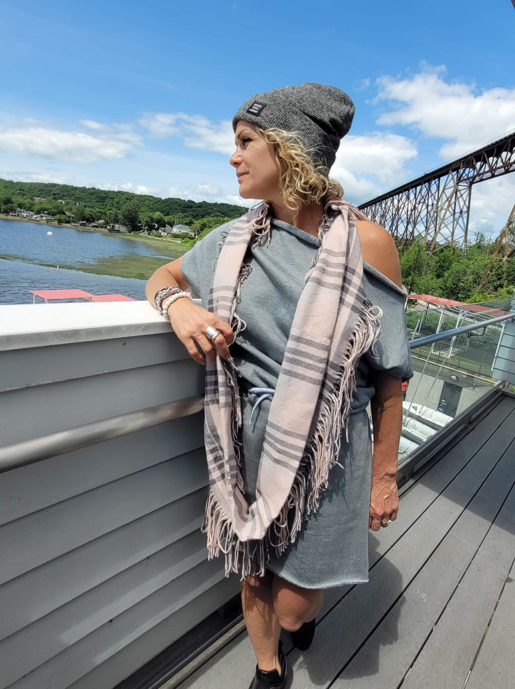 Robe grise ouaté manches courtes sans couture tissu québécois 85.00$