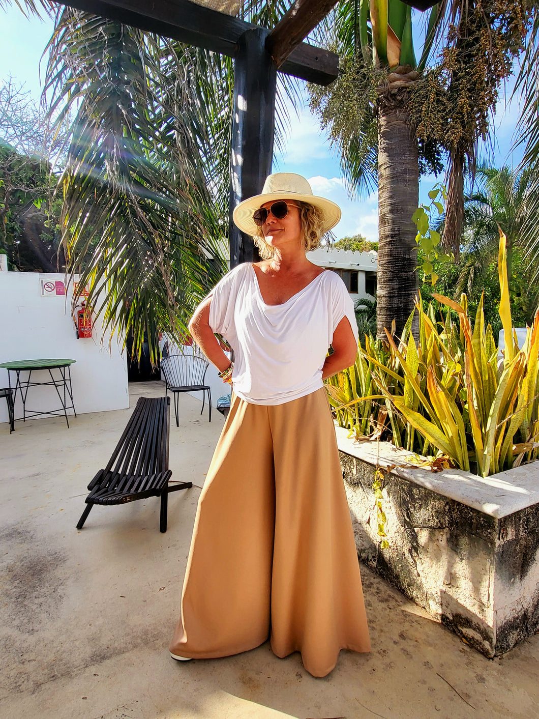 Chandail blanc drappé 45$ Pantalon pallazzo beige 65$