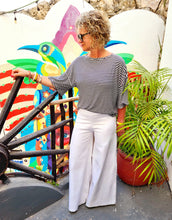 Charger l&#39;image dans la galerie, Chandail ligné marine 35$ Pantalon blanc large 55$
