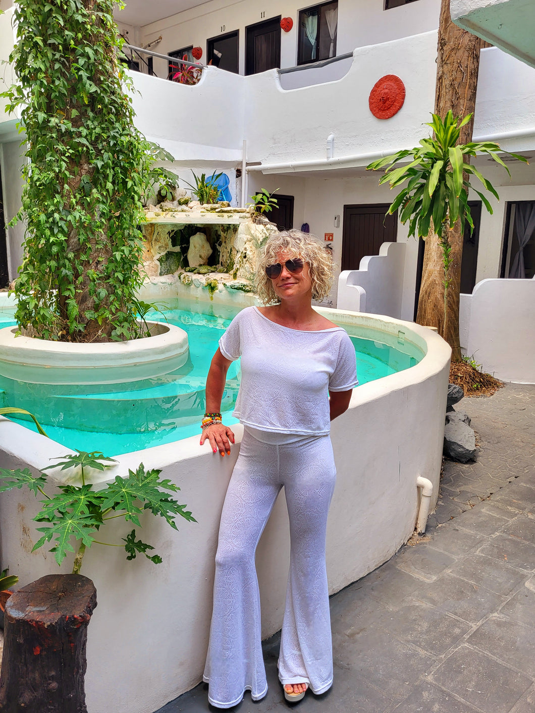 Ensemble blanc à motif, chandail 35$, pantalon 55$.