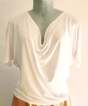 Charger l&#39;image dans la galerie, Chandail blanc drappé 45$ Pantalon pallazzo beige 65$
