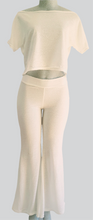 Charger l&#39;image dans la galerie, Ensemble blanc à motif, chandail 35$, pantalon 55$.
