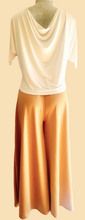 Charger l&#39;image dans la galerie, Chandail blanc drappé 45$ Pantalon pallazzo beige 65$
