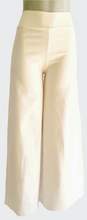 Charger l&#39;image dans la galerie, Chandail ligné marine 35$ Pantalon blanc large 55$

