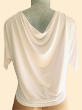 Charger l&#39;image dans la galerie, Chandail blanc drappé 45$ Pantalon pallazzo beige 65$
