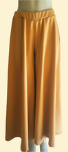 Charger l&#39;image dans la galerie, Chandail blanc drappé 45$ Pantalon pallazzo beige 65$
