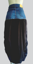 Charger l&#39;image dans la galerie, Jeans recyclé 55$        Chandail maille noir 35$

