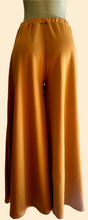 Charger l&#39;image dans la galerie, Chandail blanc drappé 45$ Pantalon pallazzo beige 65$
